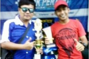 Kepala sekolah SMK Pertiwi, Dea Ariana Vamitrianto berfoto bersama pembalapnya yang berhasil menjadi jawara Road Race Bupati Cup.